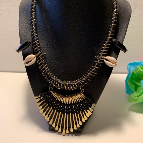 Necklace with Metal Gold Spikes and Shell Earrings - Picture 2 of 4